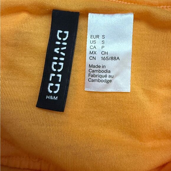 H&M Divided Orange Off-Shoulder Crop Top Size Small Like New Trendy 🌸 - Picture 3 of 9